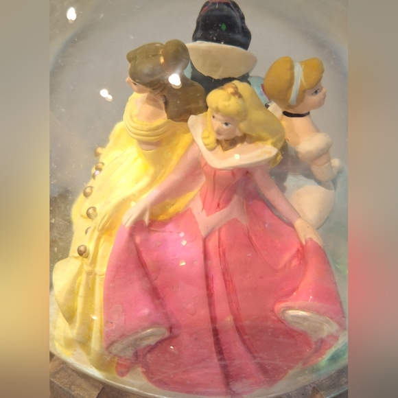 Disney Princesses collectable snow globe and music box - Picture 3 of 13